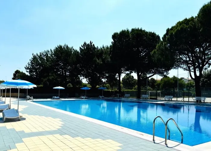 Swimming Pools And Comfort For Six Lägenhet *